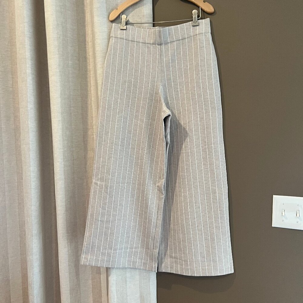 Women's JNY Oatmeal & White Striped Cropped Wide leg stretch pant, Size Medium